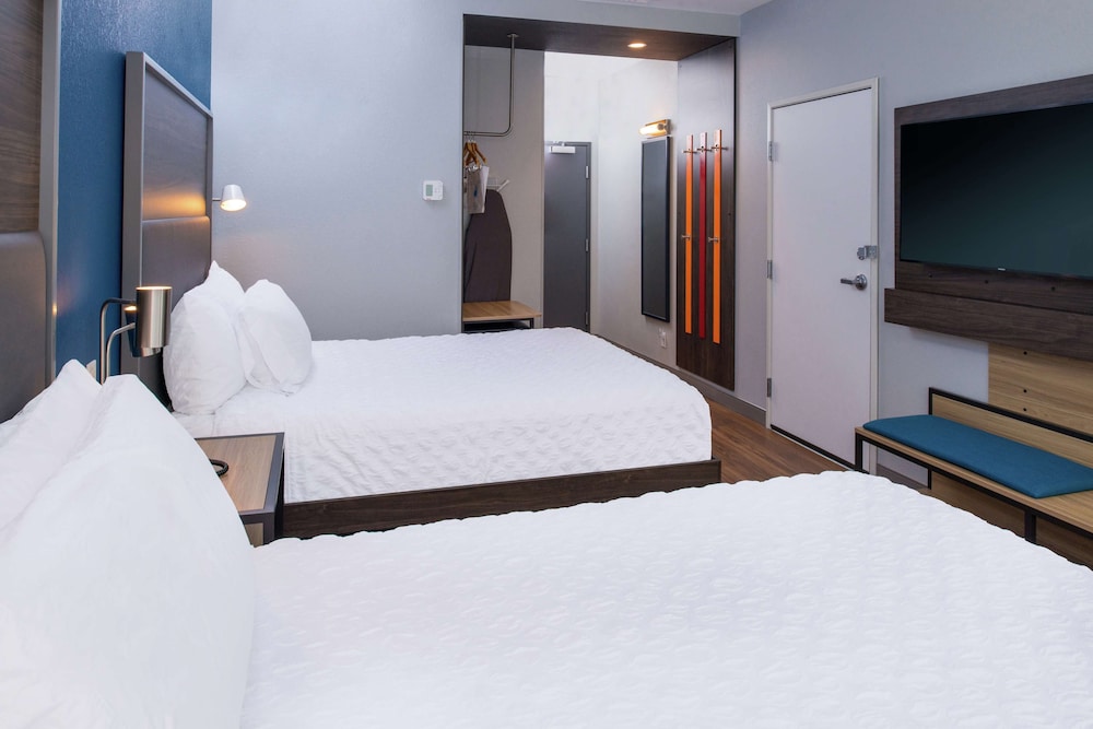 Standard Room, 2 Queen Beds, Accessible, Bathtub - Photo 4