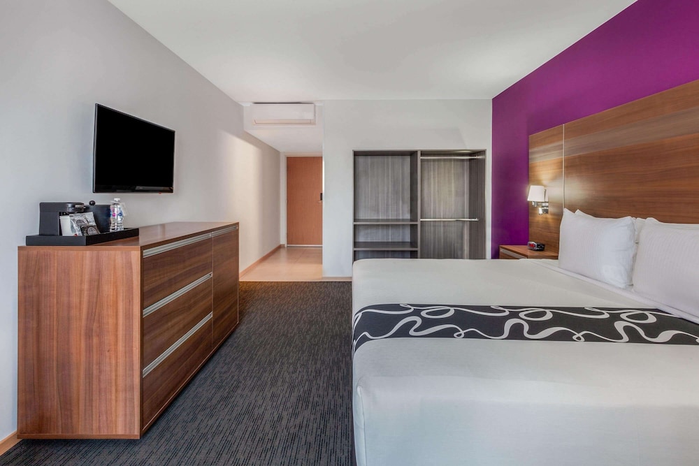 Room, 1 King Bed, Accessible, Courtyard View (Mobility Accessible)