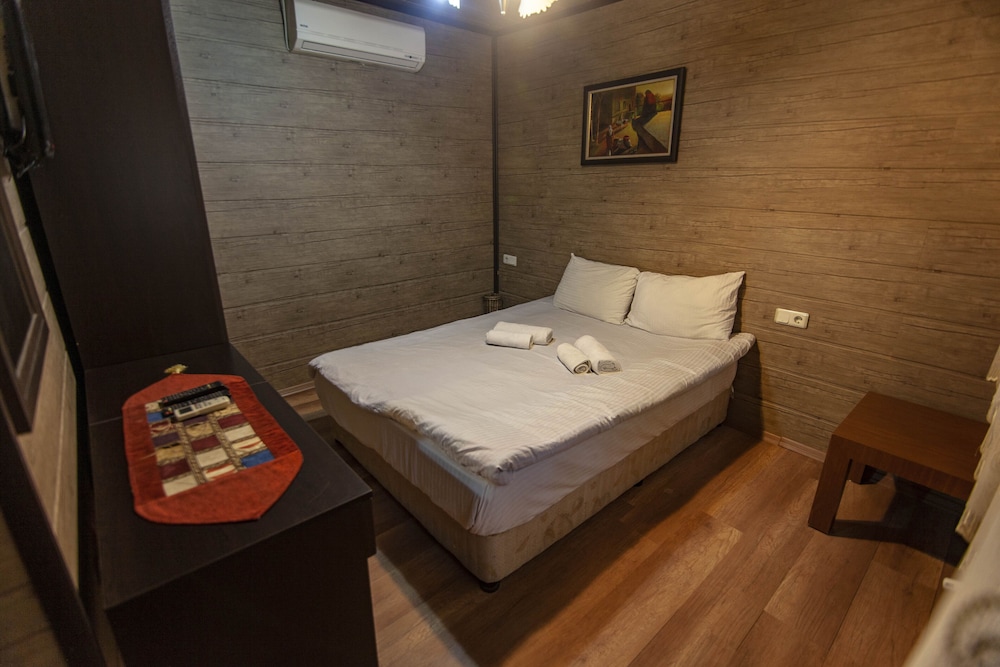 Signature Bungalow, 1 Double Bed, Pool View, Garden Area