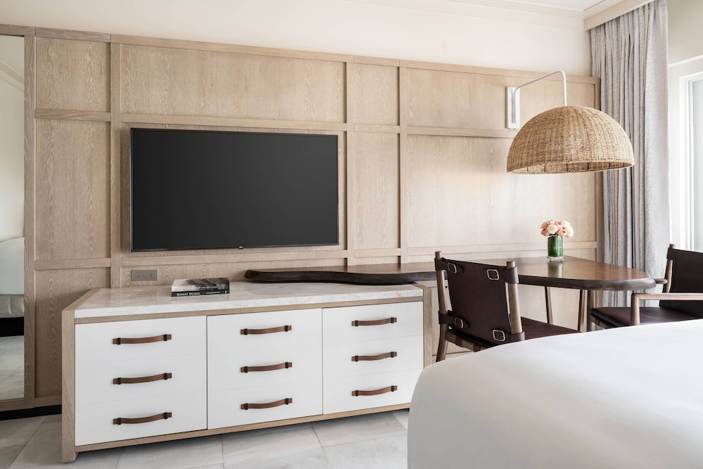 Club Room, 1 King Bed, Oceanfront - Photo 3