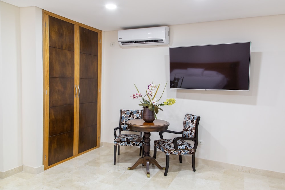 Deluxe Room, Jetted Tub - Photo 9