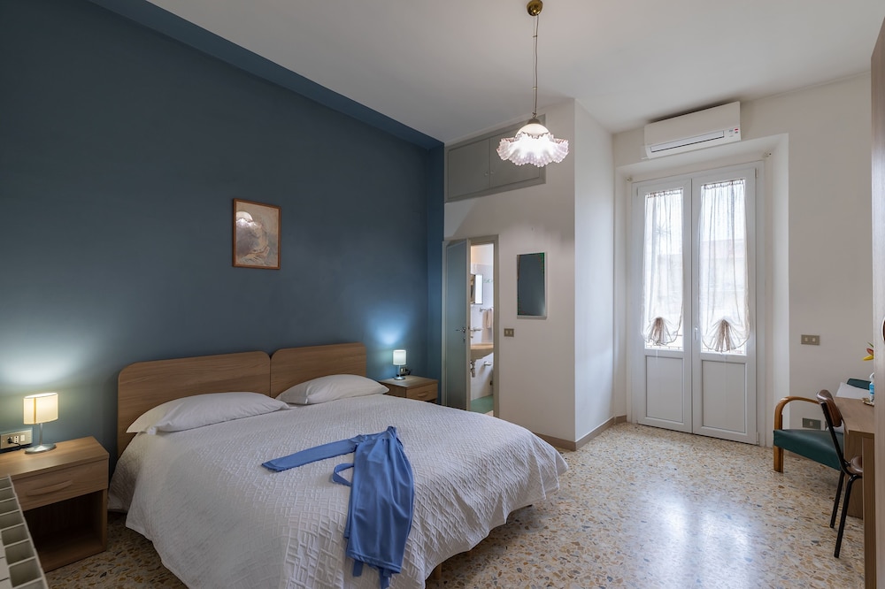 Classic Room, 1 King Bed, Balcony, Garden View photo 3