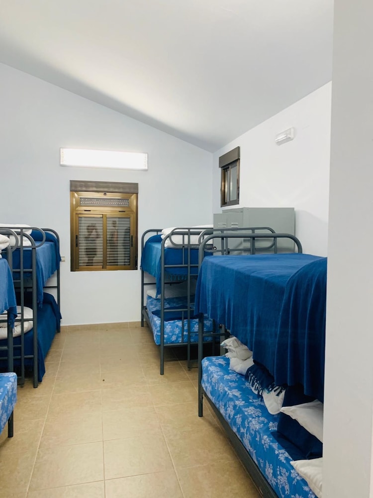 Dormitorio compartido, dormitorio mixto, baño compartido (1 cama en una habitación de dormitorio de 30 camas)