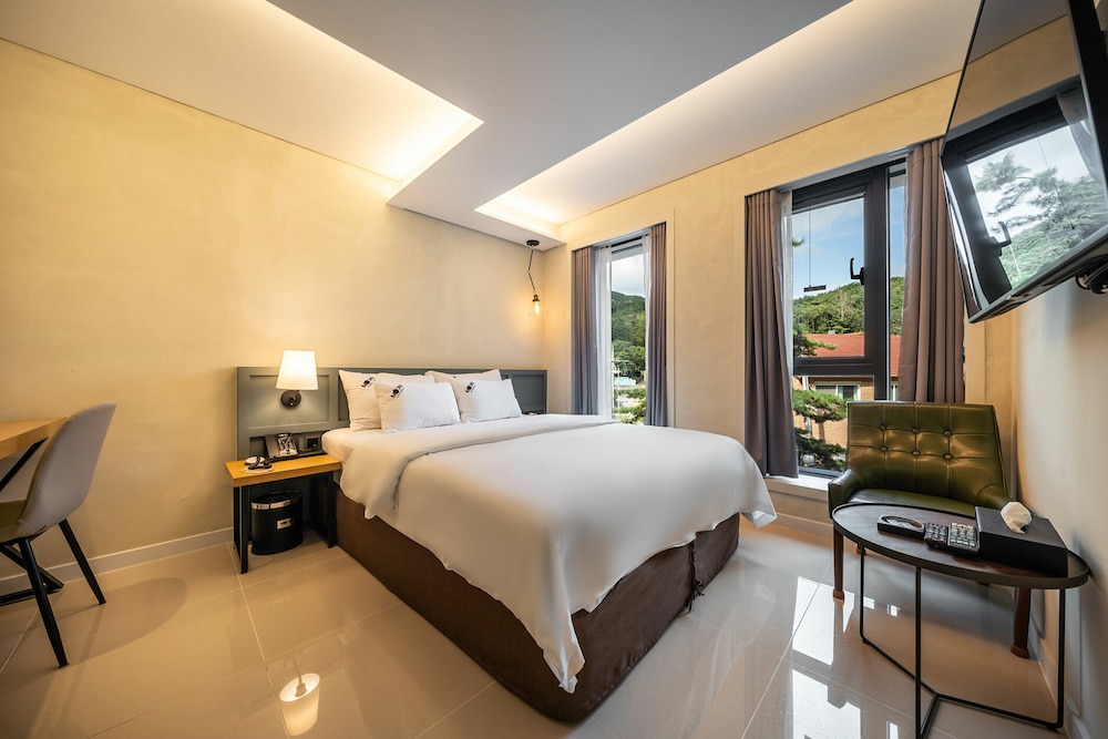 Deluxe Room - Photo 10