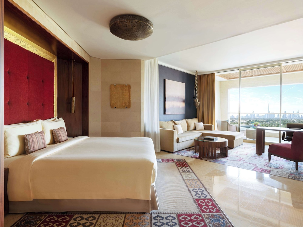Raffles, Club Room, 1 King Bed - Photo 1