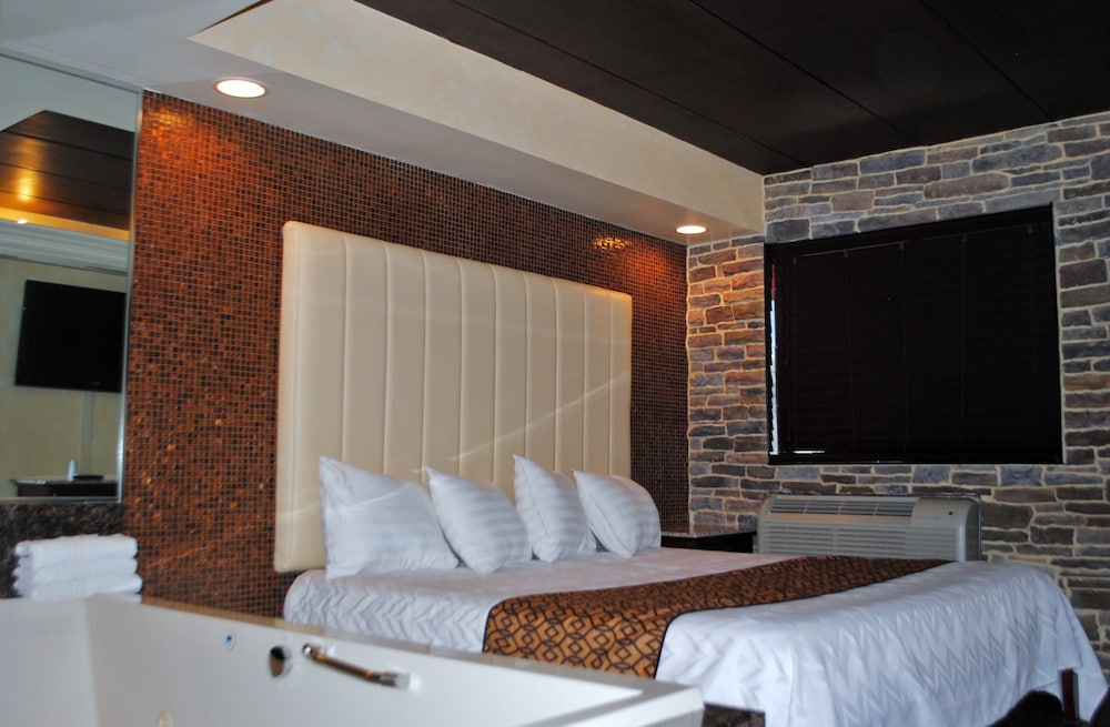 Deluxe Room, 1 King Bed, Jetted Tub photo 1