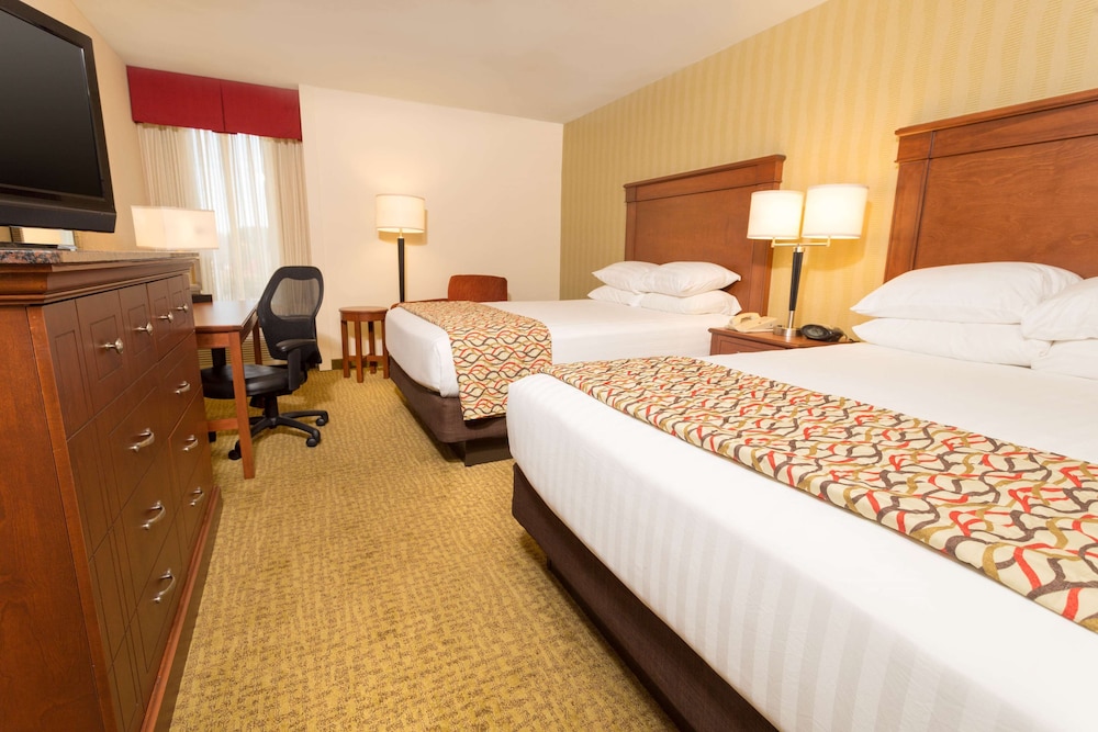 Deluxe Room, 2 Queen Beds, Accessible, Refrigerator & Microwave (Tub, Upper Floor) photo 2
