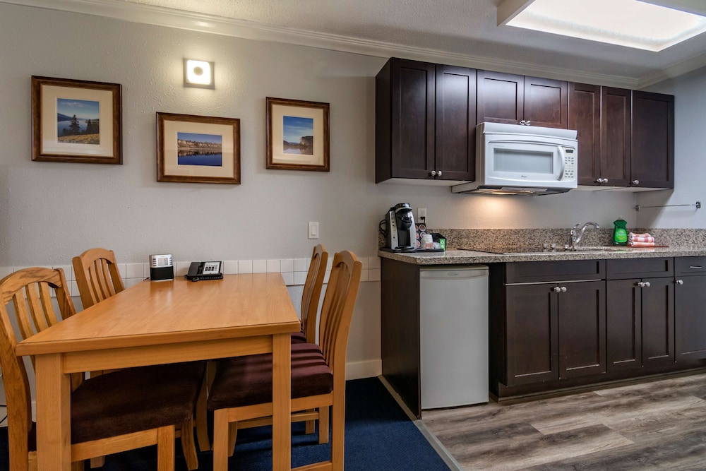 Standard Room, 1 Queen Bed, Non Smoking, Kitchenette photo 3