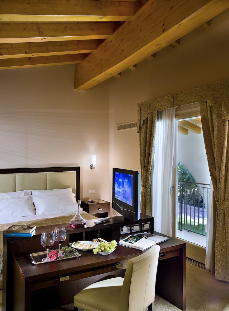 Junior Suite (Love with Jacuzzi) photo 2