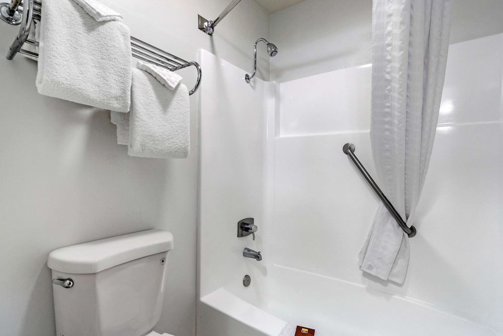 Suite, 1 King Bed, Non Smoking, Jetted Tub (Living Room) photo 3