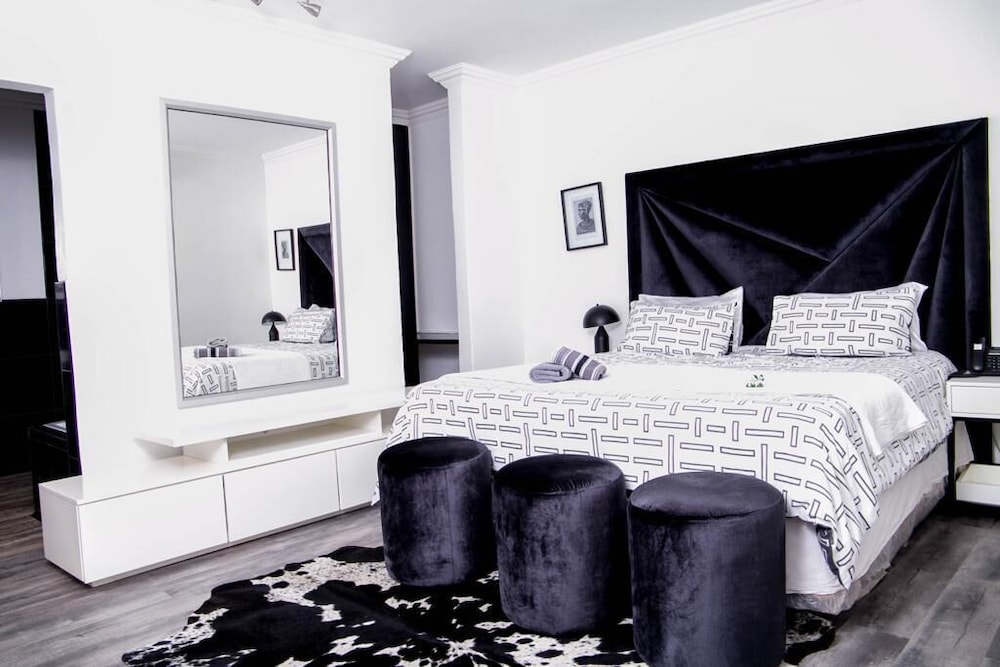Executive Single Room, 1 King Bed, Balcony, Pool View photo 1
