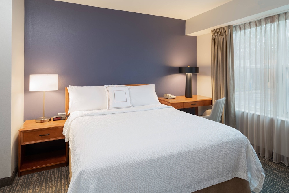 Suite, 2 Bedrooms (Mobility/Hearing Access, Roll-In Shwr)