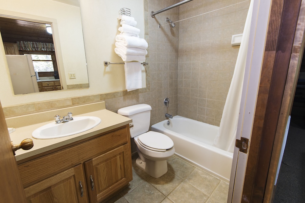 Traditional Cabin, 2 Bedrooms photo 3