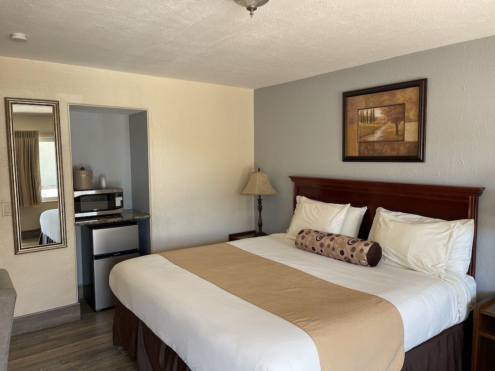 Deluxe Room, 1 King Bed with Sofa bed photo 2
