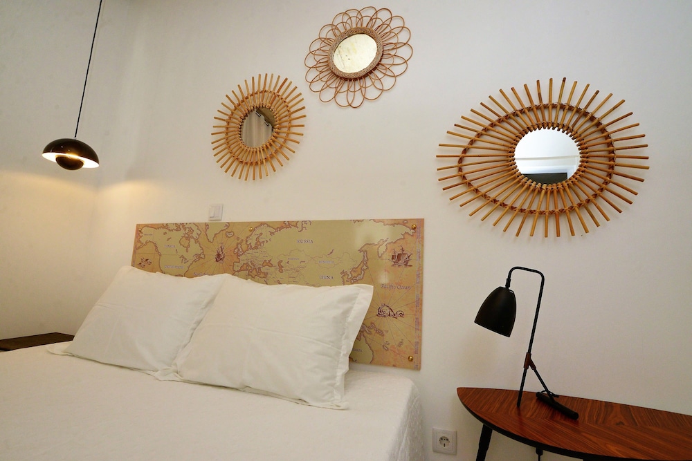 Standard Suite, 1 King Bed, Private Bathroom photo 3