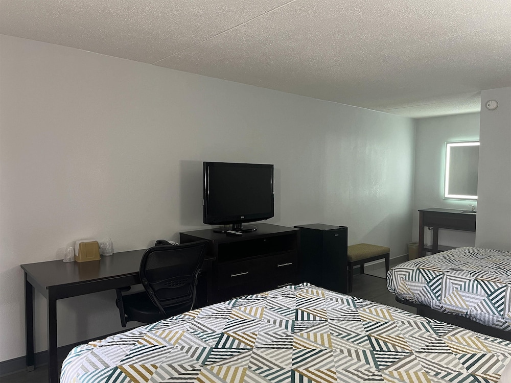 Deluxe Room, 2 Queen Beds, Non Smoking, Refrigerator & Microwave - Photo 2