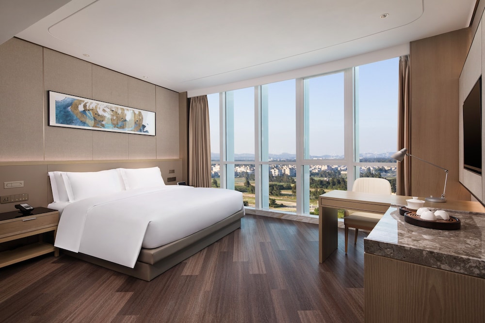 Deluxe Room, 1 King Bed, Non Smoking photo 2