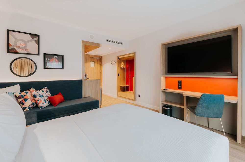 Premium Room, 1 Queen Bed with Sofa bed - Photo 3