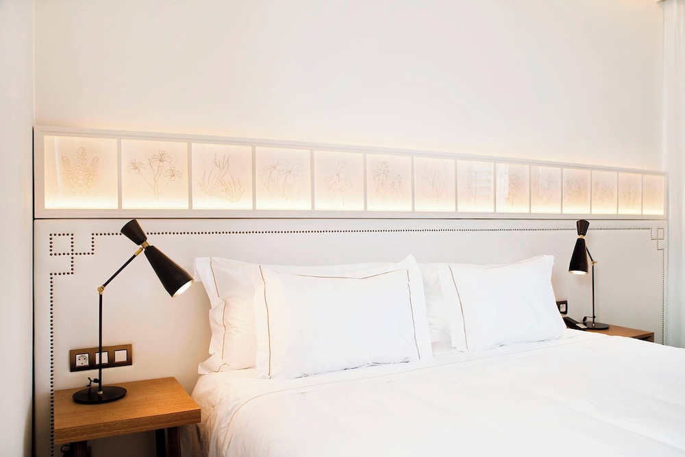 Room, 1 King Bed with Sofa bed (Egyptian King) thumbnail 5