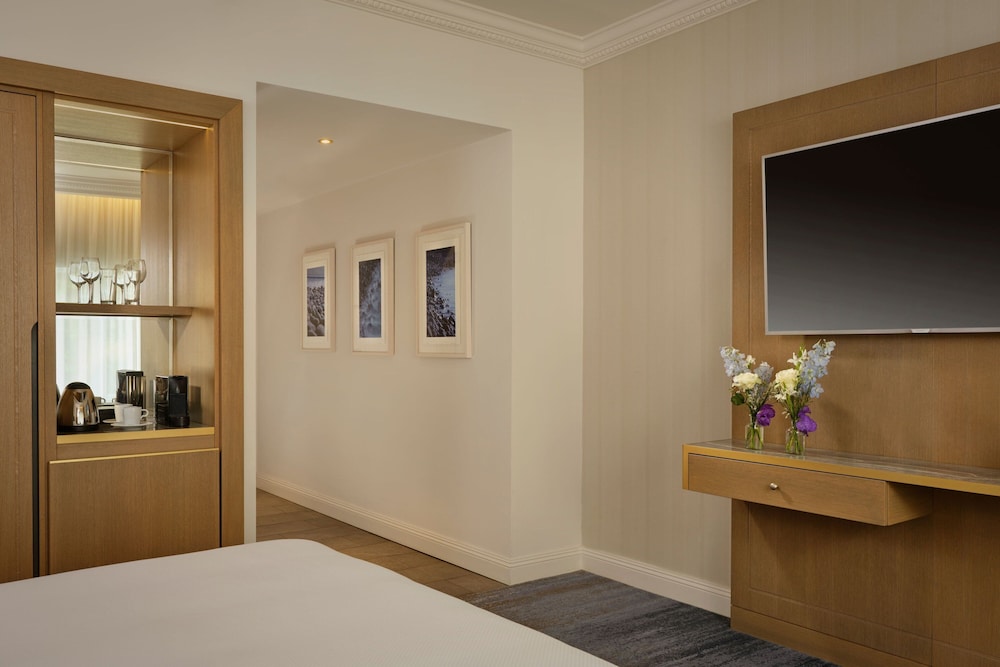 Superior Room, 1 King Bed, City View