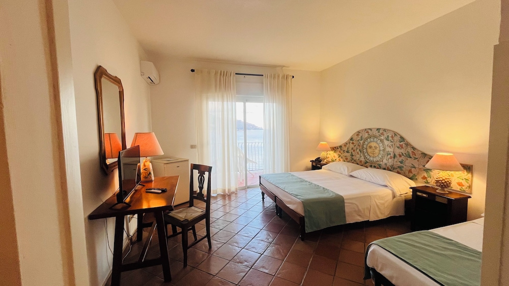 Deluxe Room, 1 Bedroom, Sea View photo 2