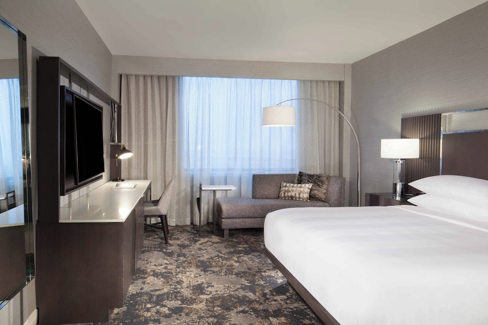 Room, 1 King Bed (Mobility Accessible, Roll-In Shower) photo 1