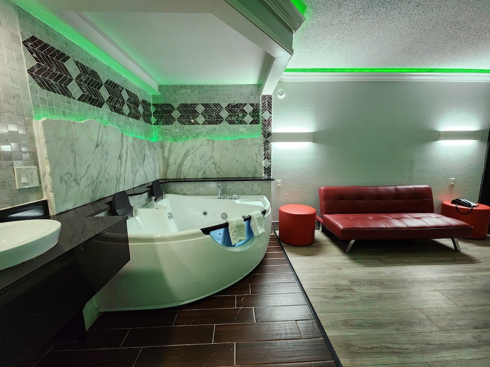 Deluxe Room, 1 King Bed, Smoking, Hot Tub, photo 6
