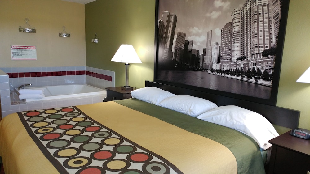 Suite, 1 King Bed - Photo 3