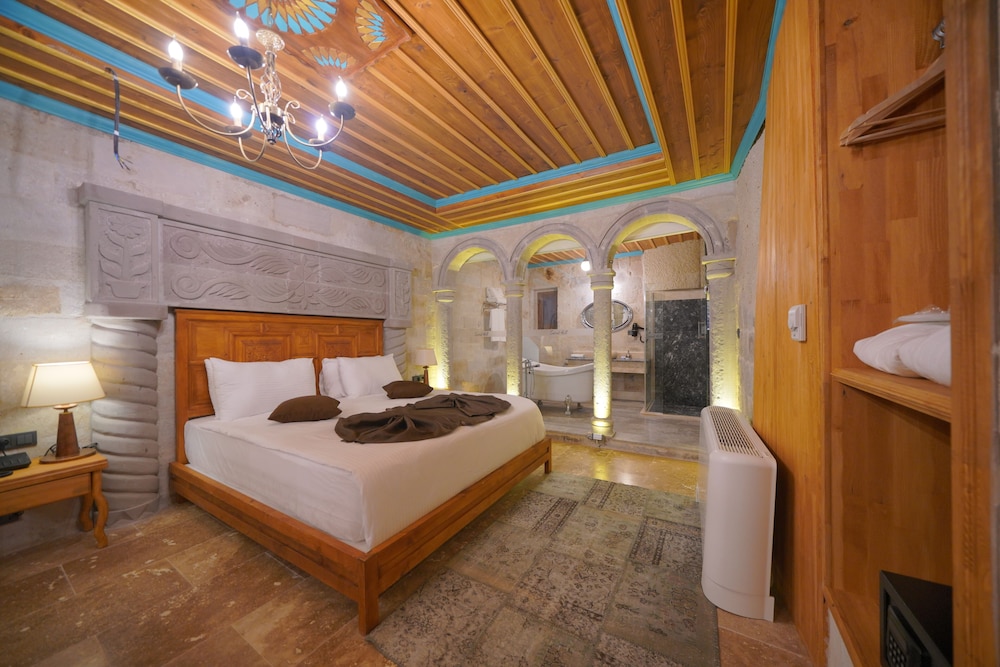 Deluxe King Suite With Balcony photo 2