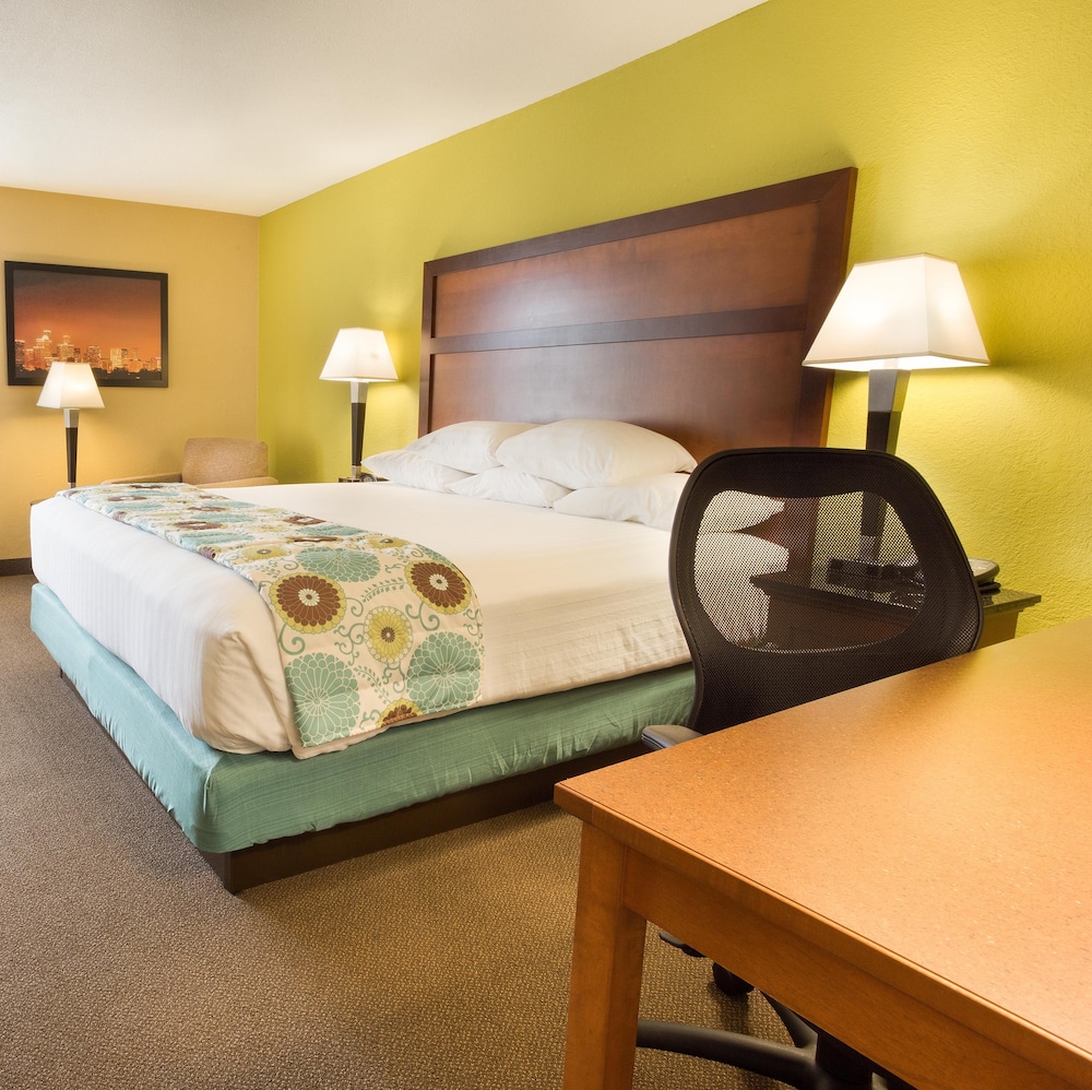 Suite, 1 King Bed with Sofa bed, Refrigerator & Microwave (2 Rooms) - Photo 4