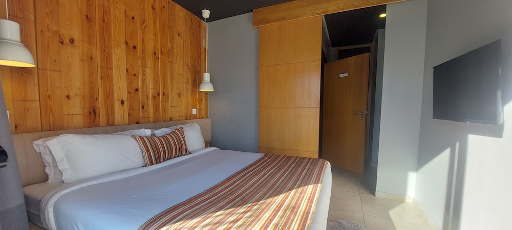 Executive Suite - Photo 18