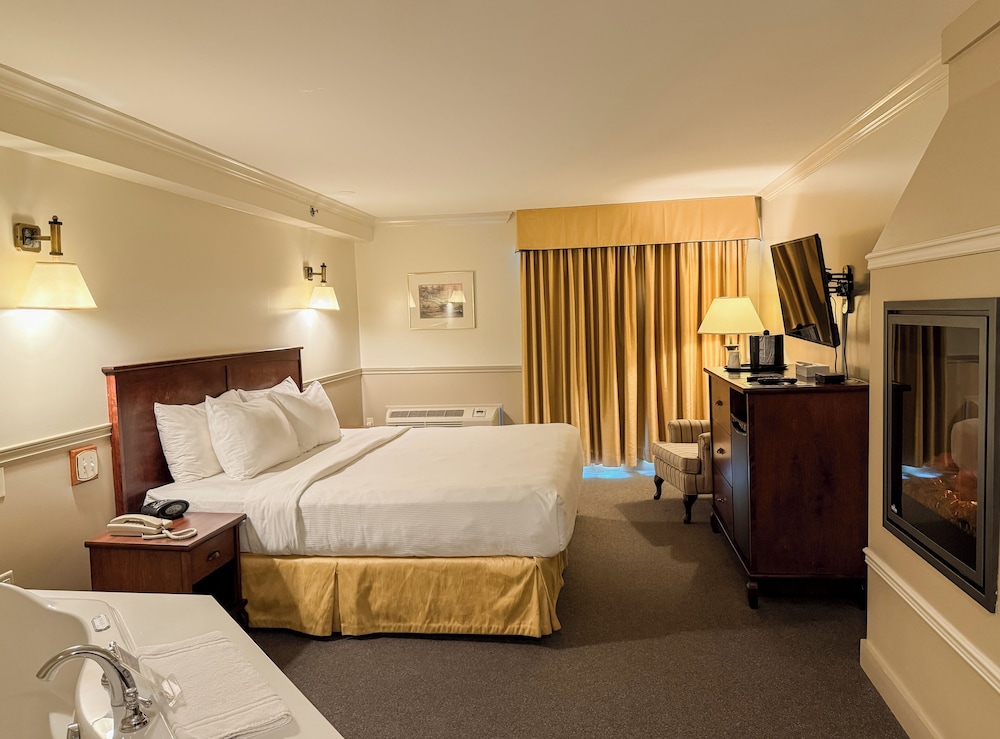 Superior Room, 1 King Bed, Jetted Tub photo 1