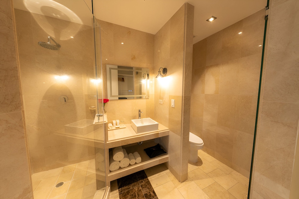 1 King Bed, Cabin Room, Poolside Room - Photo 7