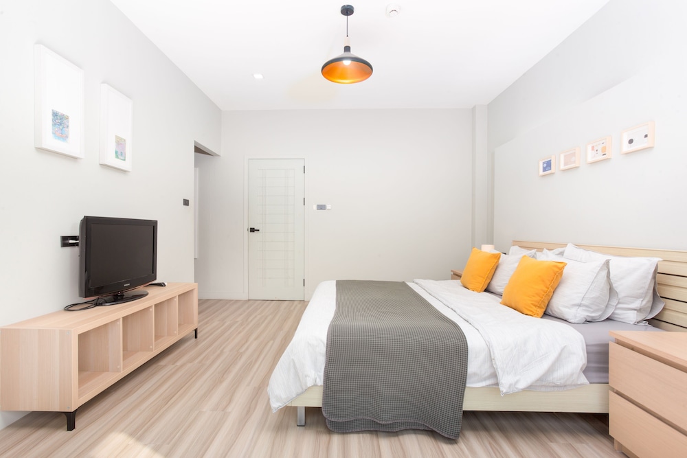 Two Bedroom Balcony Apartment - Photo 22