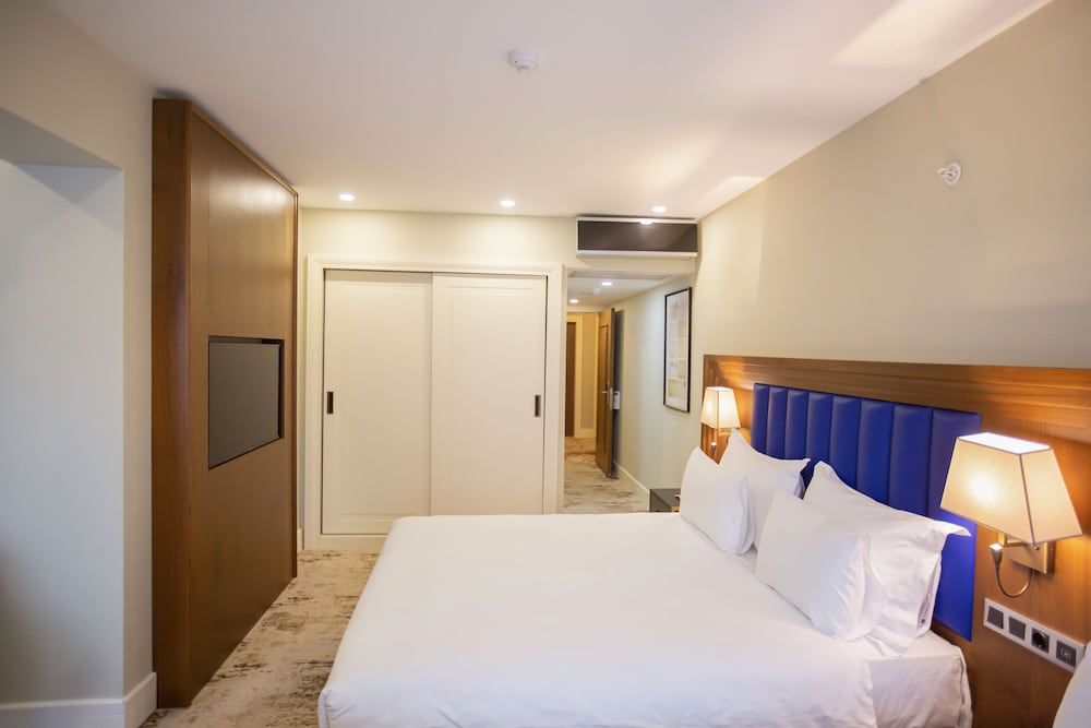Family Suite, Balcony, Pool View (1 Kingbed, 1 Single Bed) photo 2