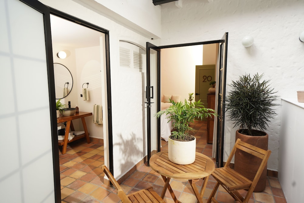 Deluxe Room - Photo 17