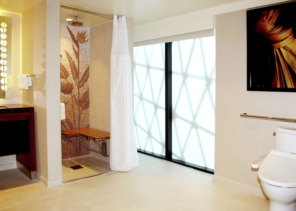 Hilton Grand Vacations Club Hokulani Waikiki Honolulu: Suite, 1 Bedroom, Accessible (Mobility & Hearing, 3x3 Shower) photo