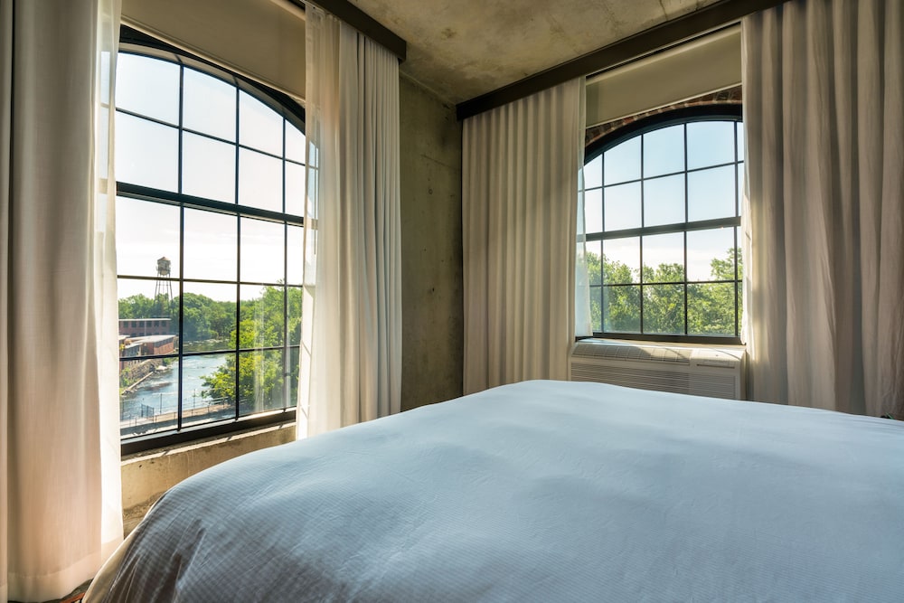 Room, 1 King Bed, River View, Corner - Photo 3