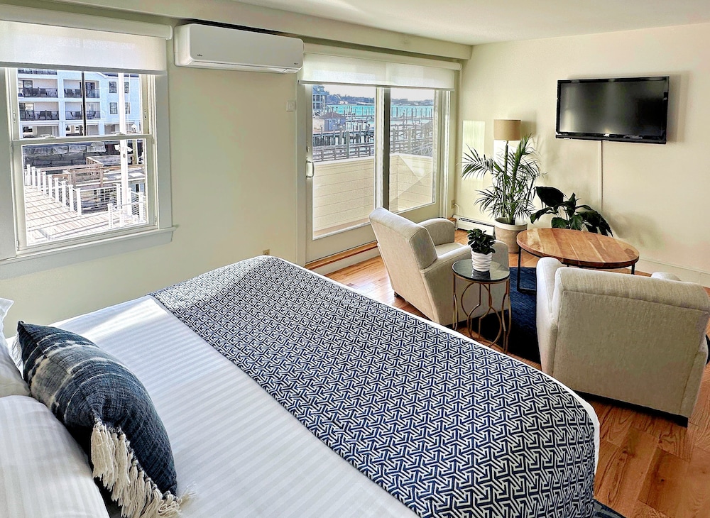 Waterfront Room photo 1