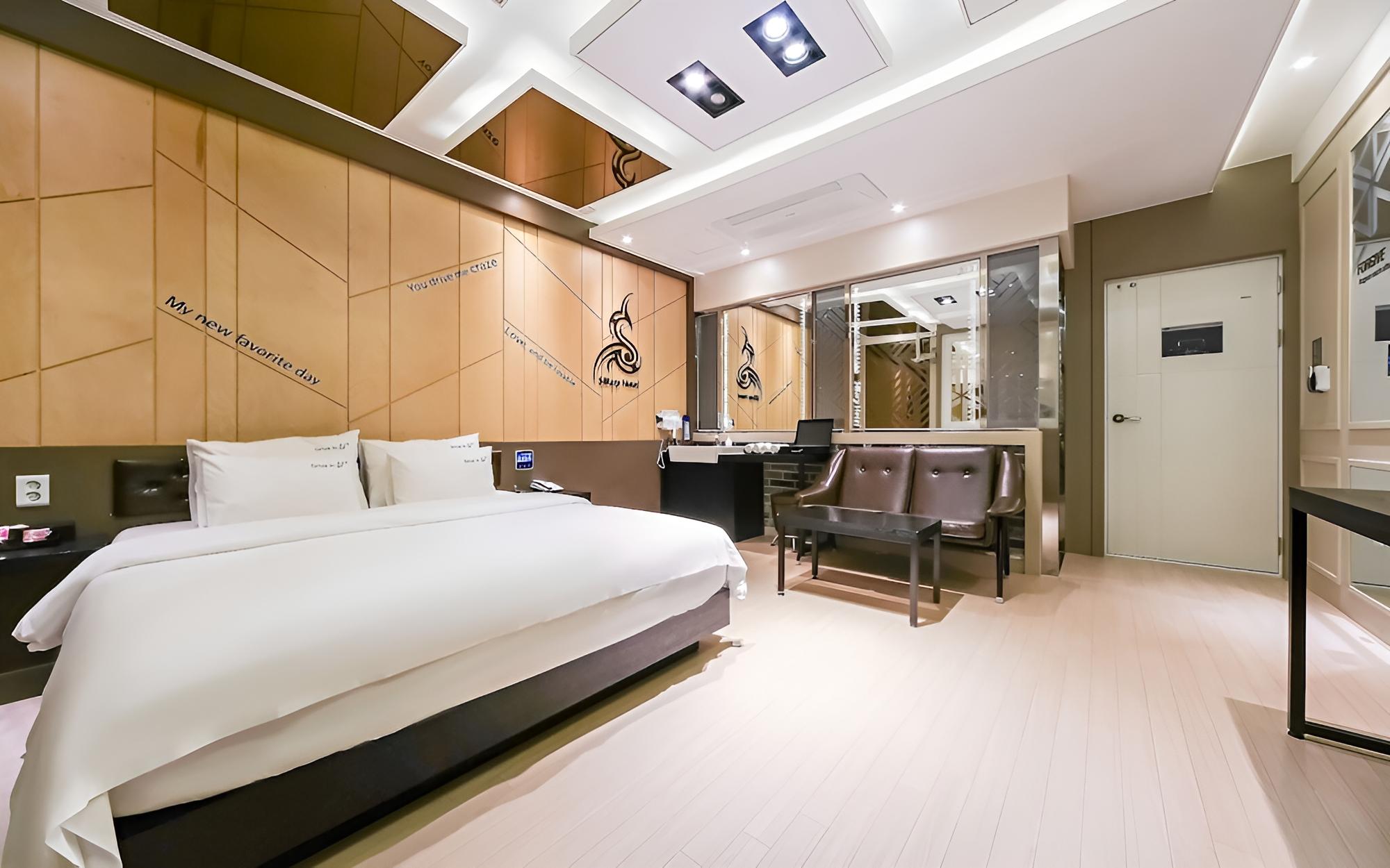Room (Standard-Outdoor Parking Lot/Luxury B) - Photo 1