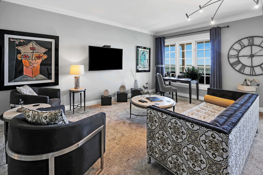 Master Suite, Lake View