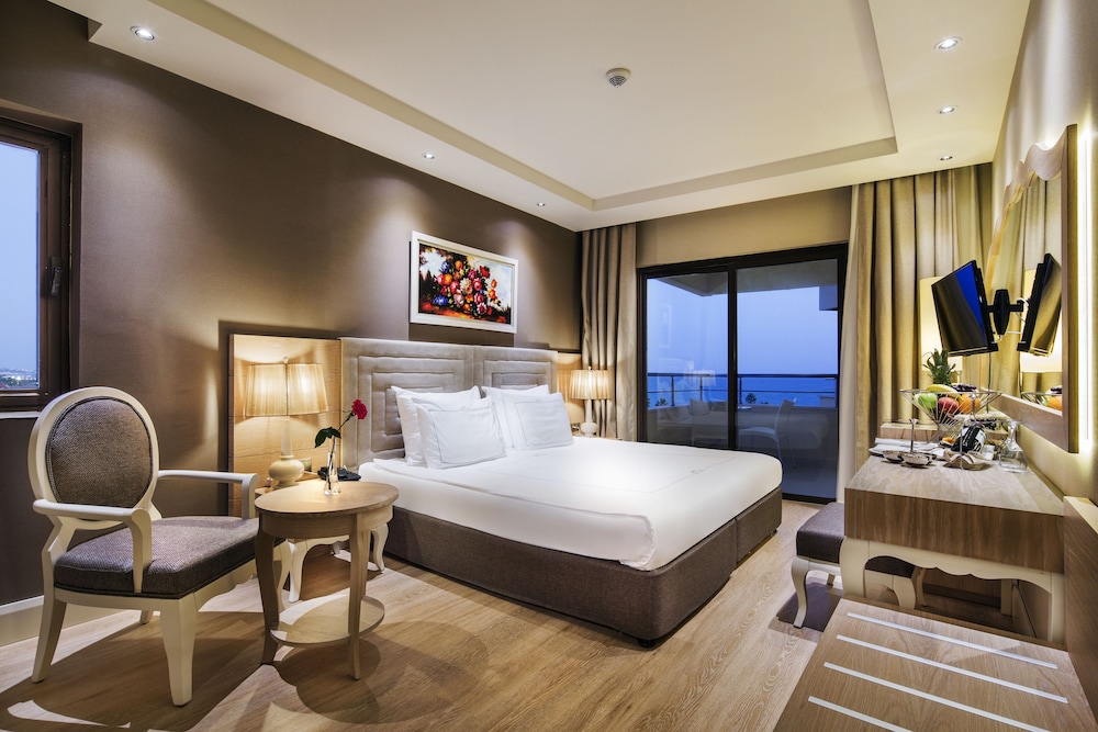 Standard Room, Partial Sea View