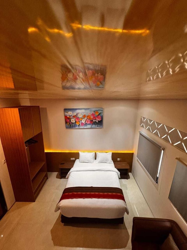 Grand Room, Balcony, Garden View