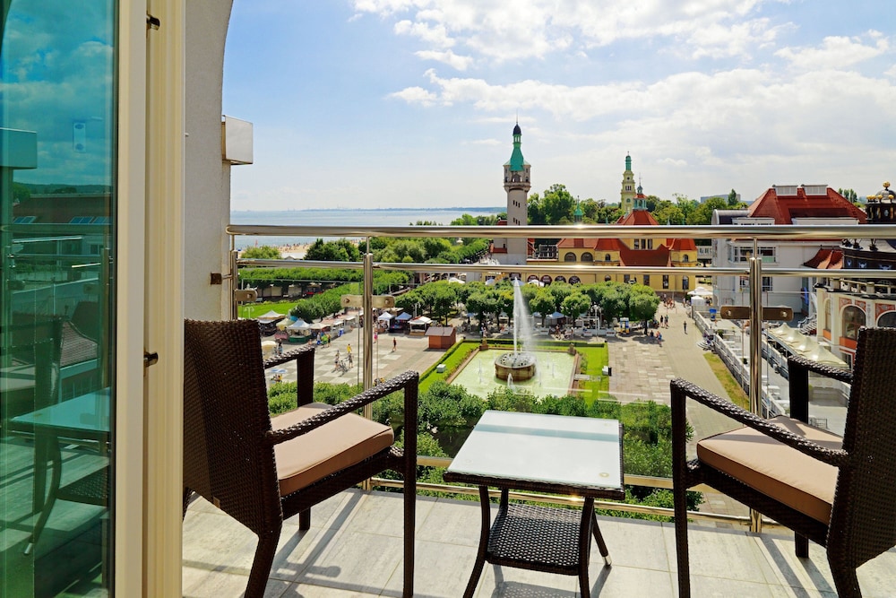 Executive Room, 1 Double Bed, Partial Sea View