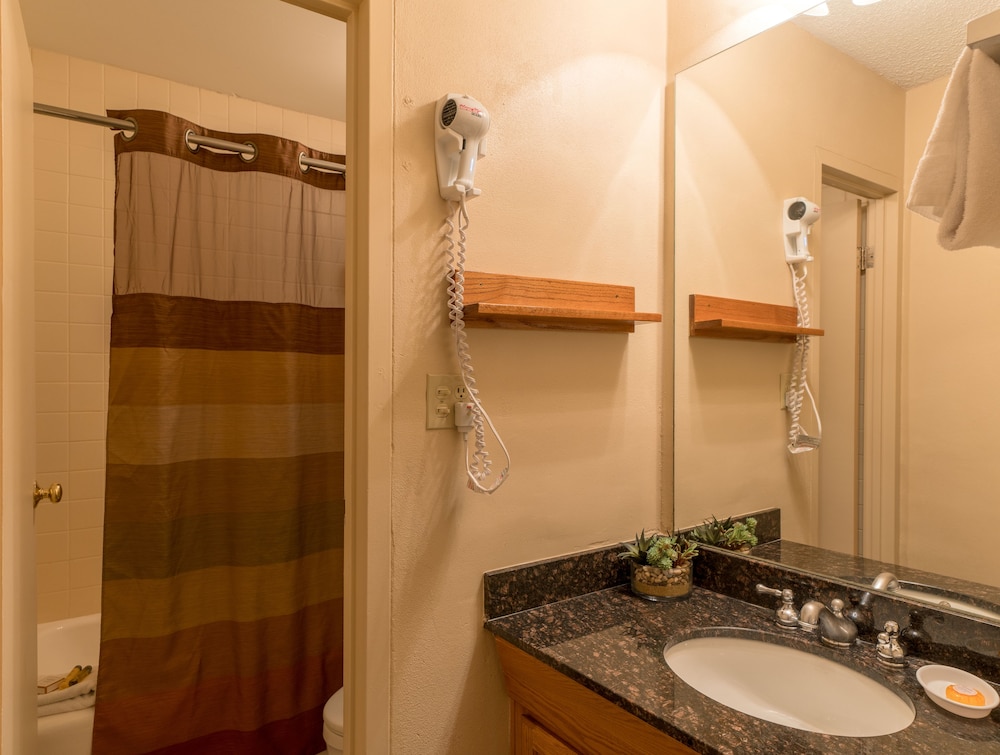 Standard Room, 2 Queen Beds - Photo 6