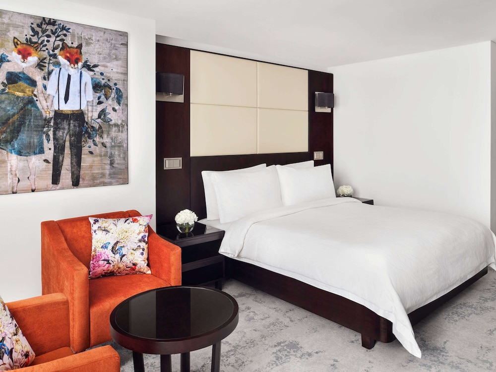 Junior Suite, 1 King Bed, Lake View (Free Beach Access) photo 2
