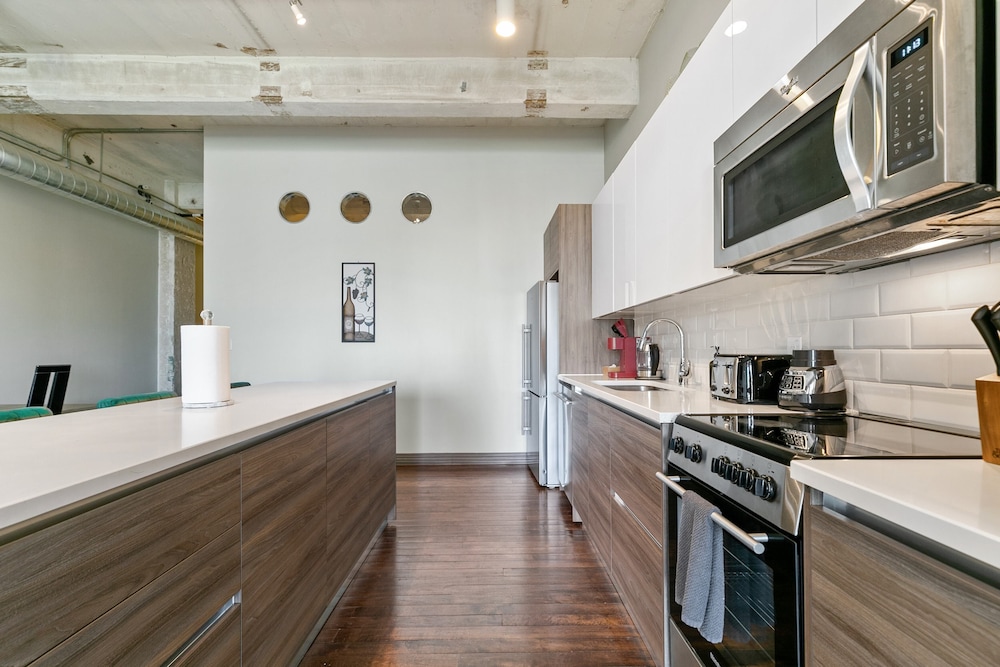 Signature Loft, 3 Bedrooms, 2 Bathrooms, City View - Photo 13