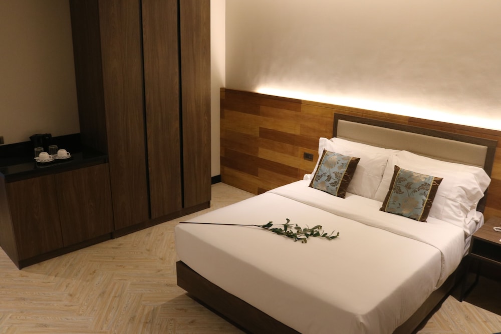 Deluxe Queen Room - Photo 2