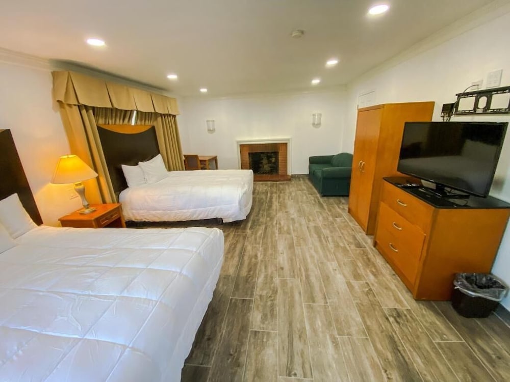 Deluxe Room Two Queen Beds and sofabed photo 2