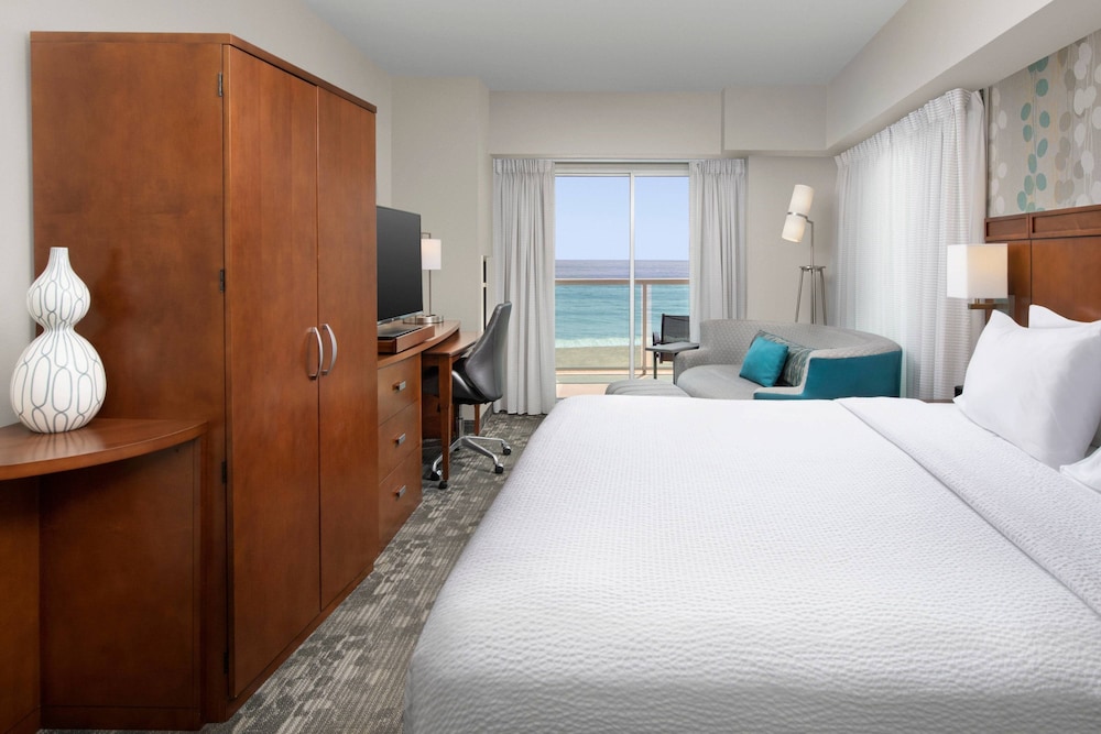 Room, 1 King Bed with Sofa bed, Balcony (Oceanfront)